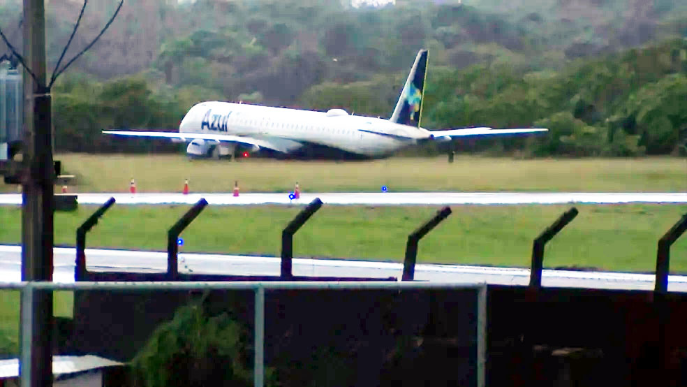 Avião da Azul ultrapassa limite da pista ao pousar em aeroporto de Salvador